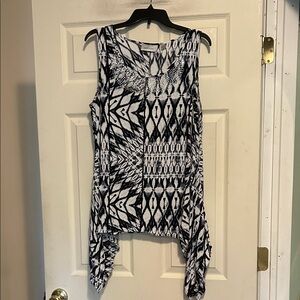 Avenue Black and White Top Size 18/20